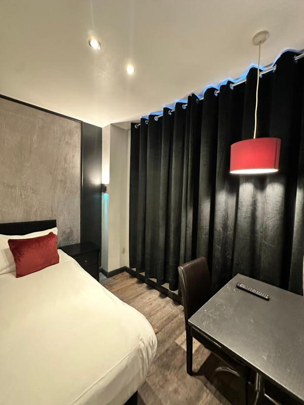 Deluxe Twin Room image 4