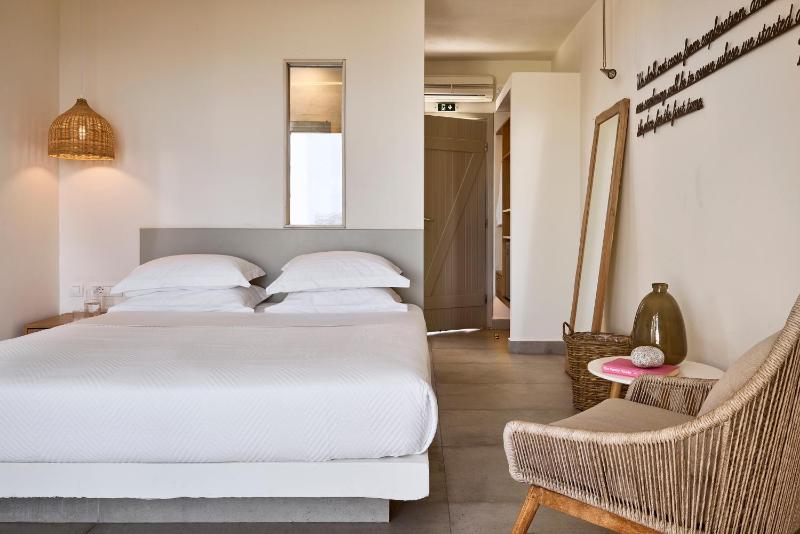 Deluxe Triple Suite with Private Pool & Sea View image 4