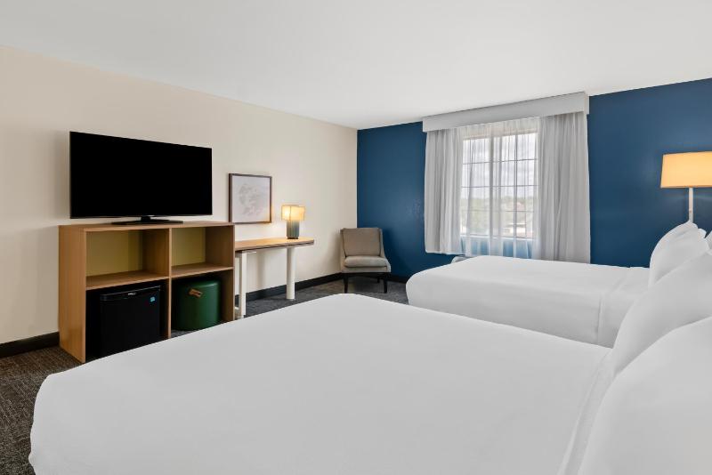 Queen Room with Two Queen Beds image 4