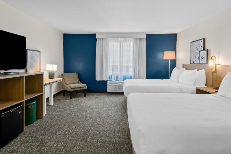 Queen Room with Two Queen Beds image 3