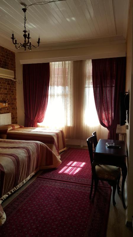 Standard Quadruple Room image 3