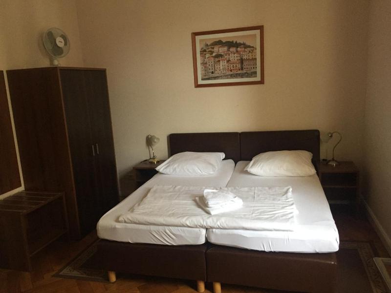 Double or Twin Room image 4