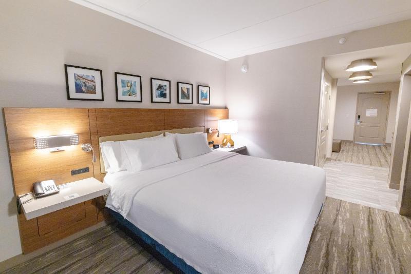 Junior King Suite with Sofa Bed image 3