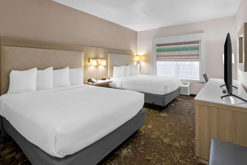 Queen Room with Two Queen Beds and Bath Tub - Disability Access image 1