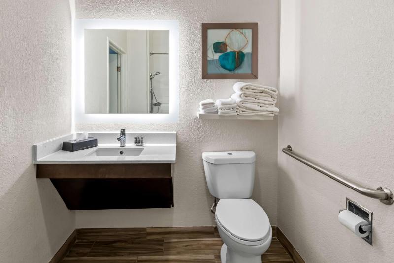 Queen Room with Two Queen Beds and Bath Tub - Disability Access image 3