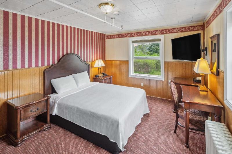 Queen Room with Shared Bathroom image 2