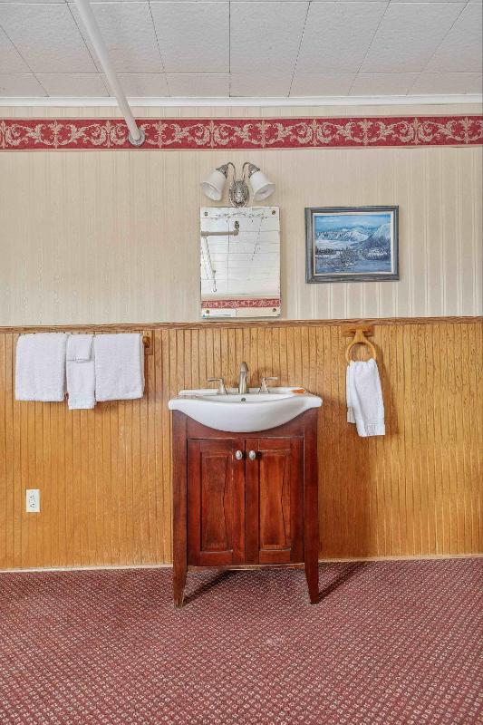 Queen Room with Shared Bathroom image 3