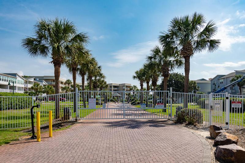 Steps to Beach Community Pool Beach View Luxury - image 19