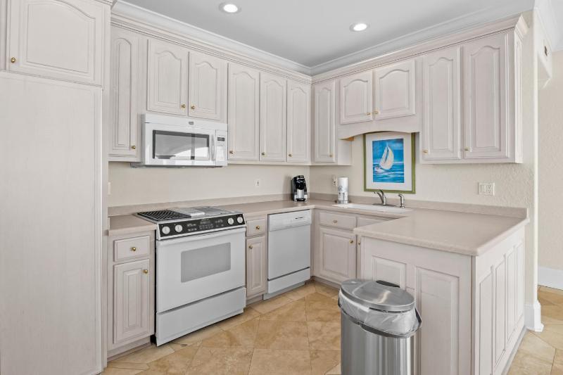 Gulf Front Pool Hot Tub- 2 Kitchens - Elevator - image 36