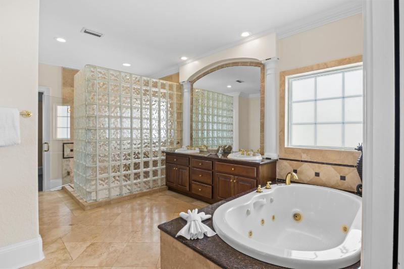 Gulf Front Pool Hot Tub- 2 Kitchens - Elevator - image 19