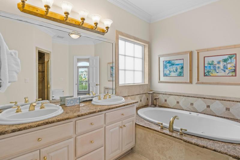Gulf Front Pool Hot Tub- 2 Kitchens - Elevator - image 9