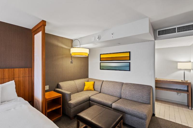 Queen Room with Two Queen Beds and Roll-In Shower - Disability Access image 3
