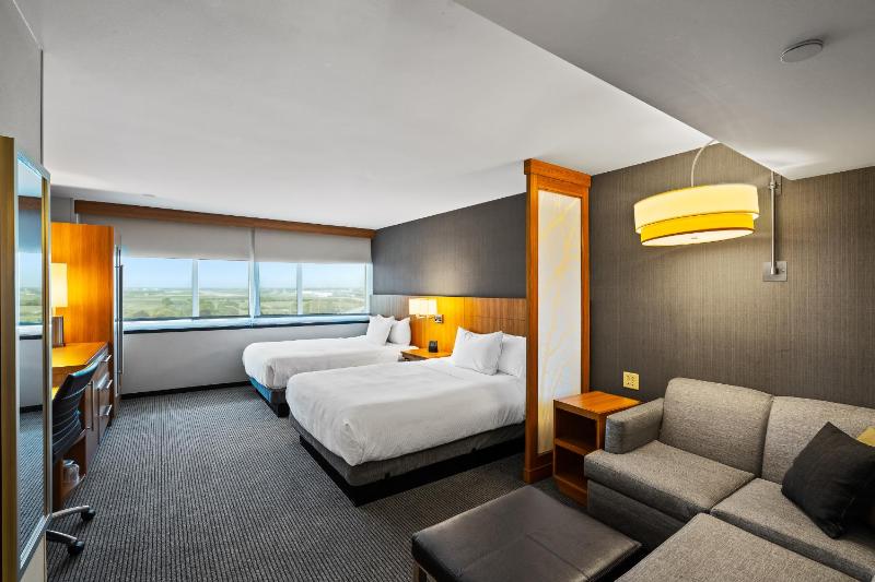 Queen Room with Two Queen Beds and Roll-In Shower - Disability Access image 1
