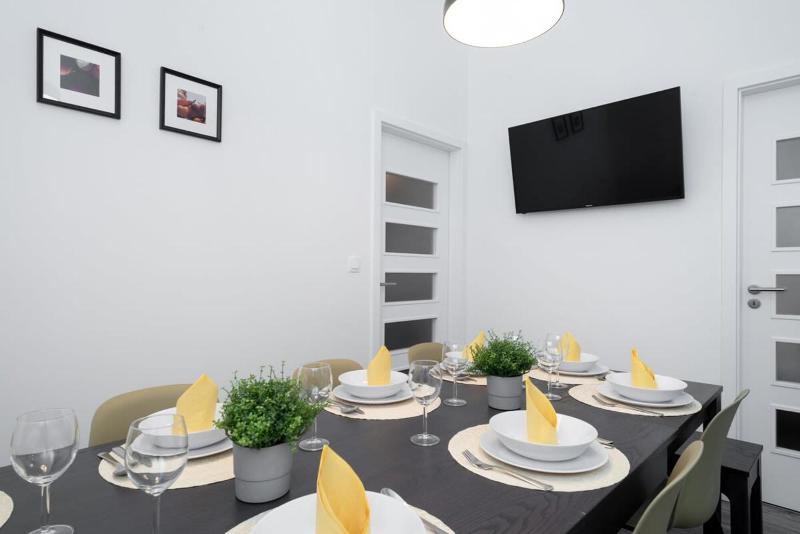 Huge aparment in the city center with Air Conditioning - image 9