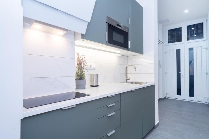 Huge aparment in the city center with Air Conditioning - image 5