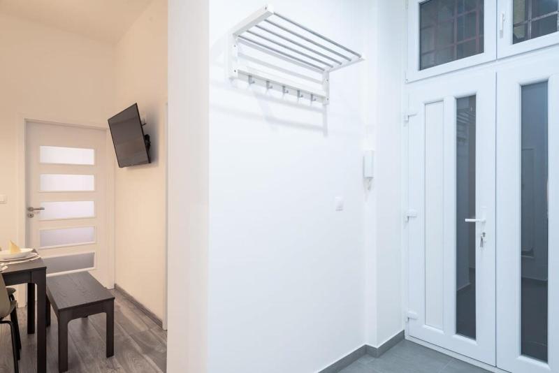 Huge aparment in the city center with Air Conditioning - image 14
