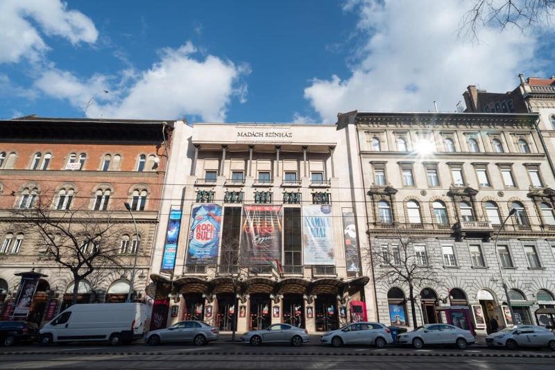 Huge aparment in the city center with Air Conditioning - image 7