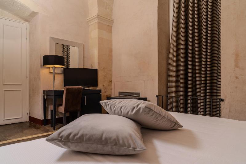 Superior Double Room image 3