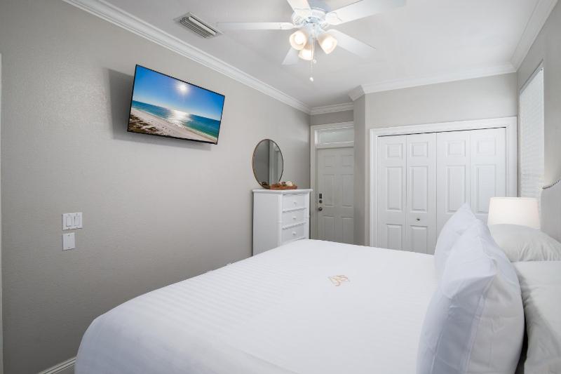 Luxury Community Pool Hot Tub and Beach and Games - image 16