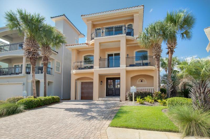 Luxury Community Pool Hot Tub and Beach and Games - image 13