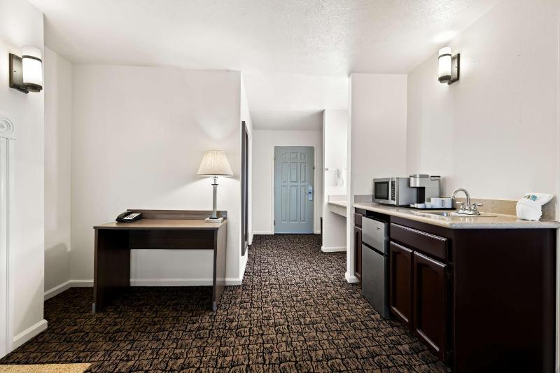 King Suite with Bathtub - Disability Access/Non-Smoking image 3