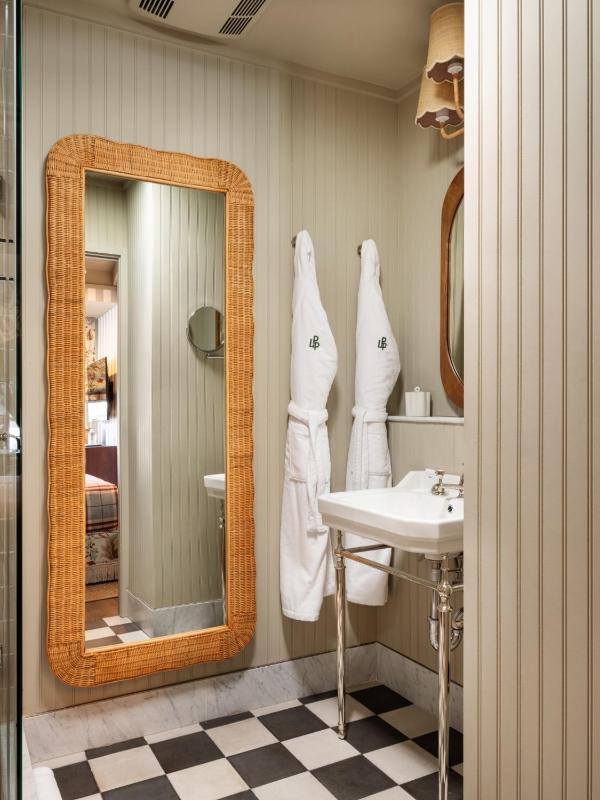 Queen Room image 2
