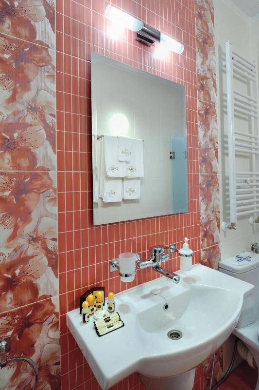 Queen Room with Garden View image 4