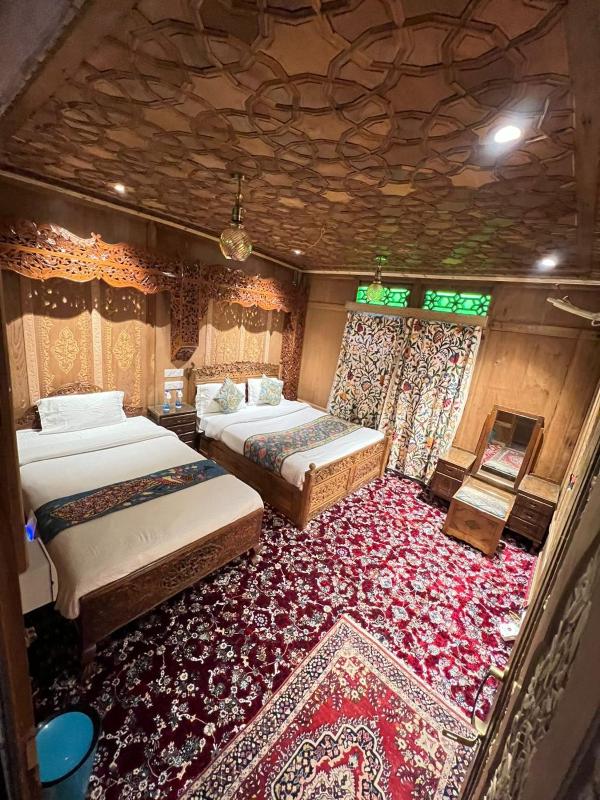 Young Bombay Premium Heritage Houseboat - image 11