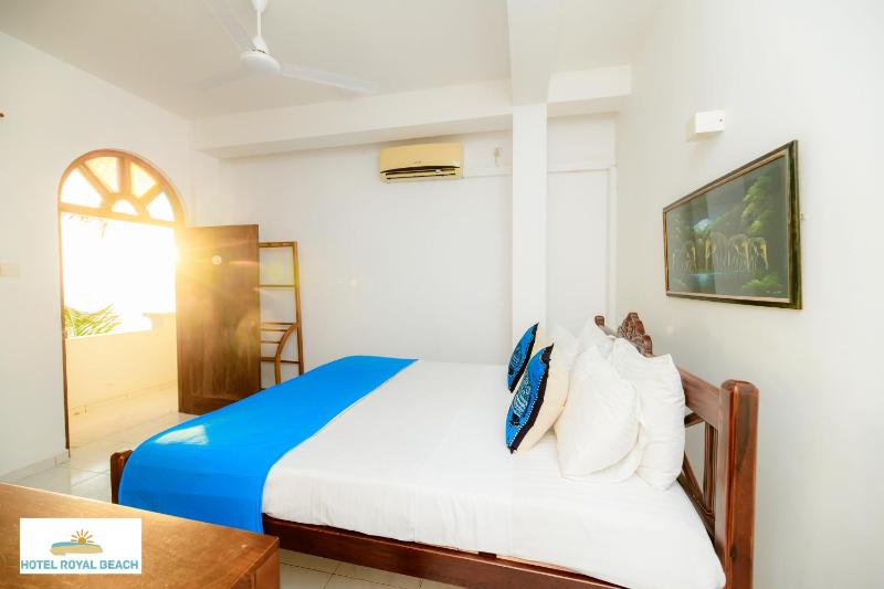 Royal Beach Hotel Hikkaduwa - image 45