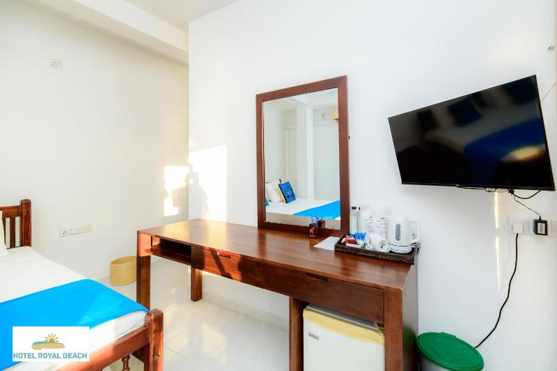 Royal Beach Hotel Hikkaduwa - image 21