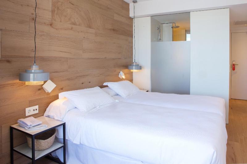 Twin Room Side Sea View with Balcony image 4