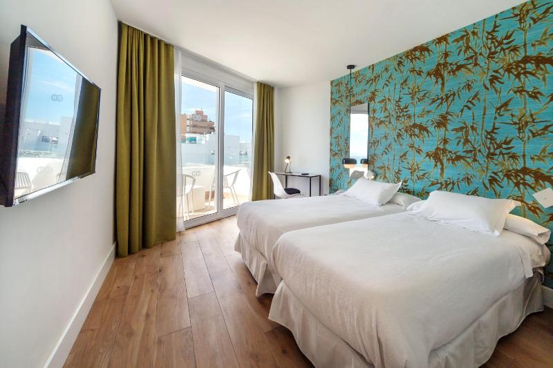 Twin Room Side Sea View with Balcony (2 Adults + 1 Child) image 3