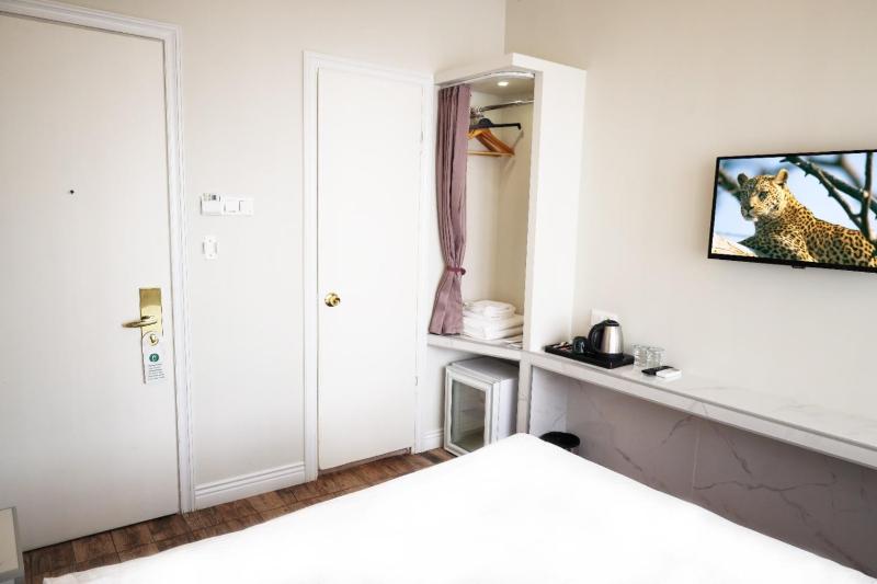 Single Room image 3