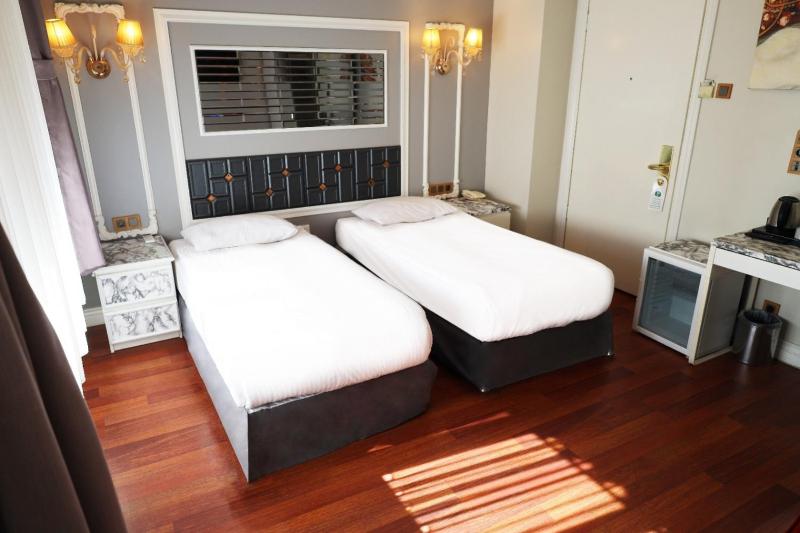 Twin Room image 3