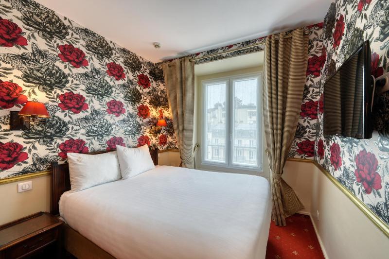 Double Room with Arc de Triomphe view image 4