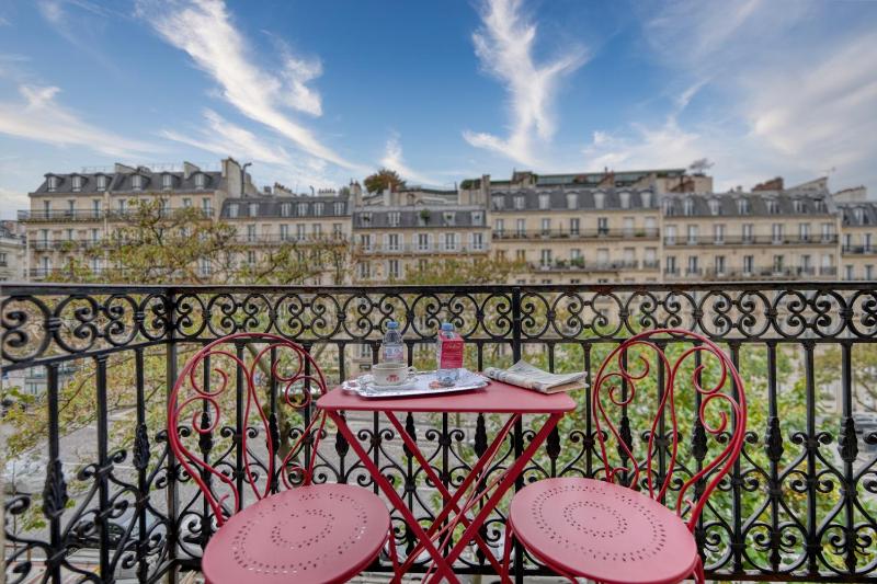 Standard Twin Room with Arc de Triomphe View image 4