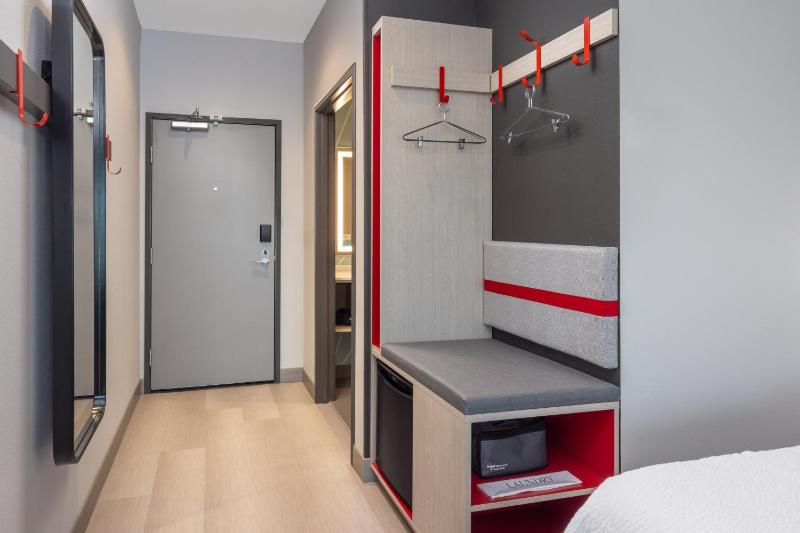 Standard Room with Two Queen Beds image 4