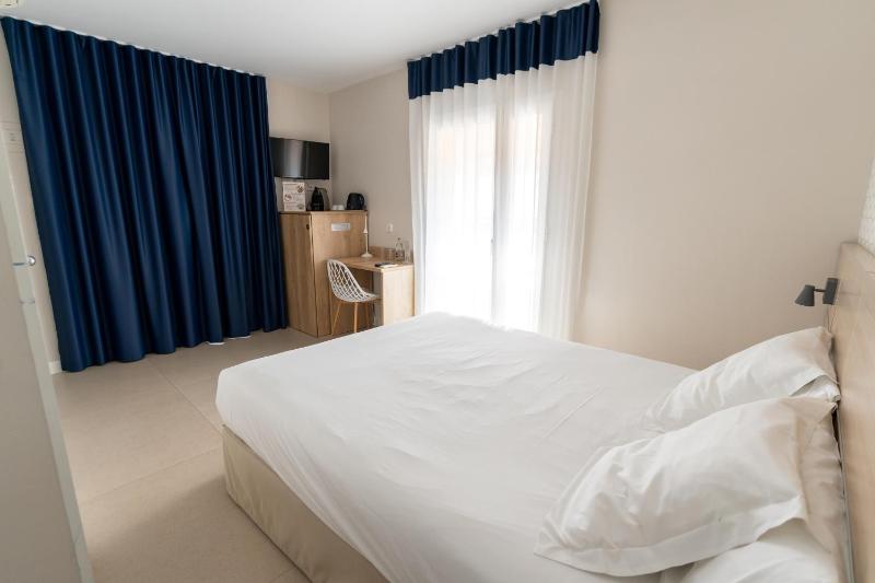 Double Room image 4