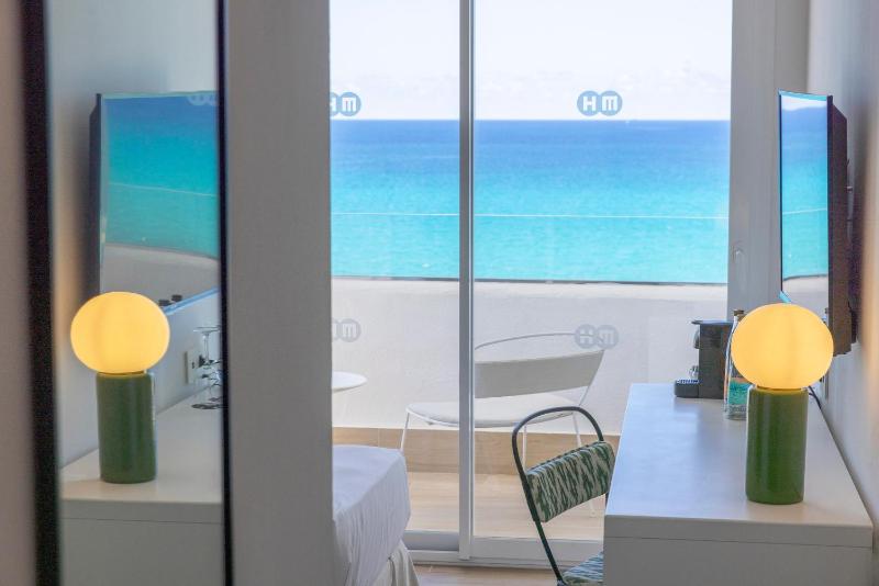 Twin Room Sea view with Balcony image 4