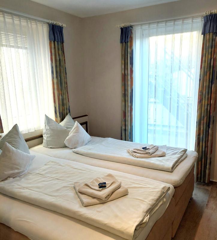 Standard Double Room image 3