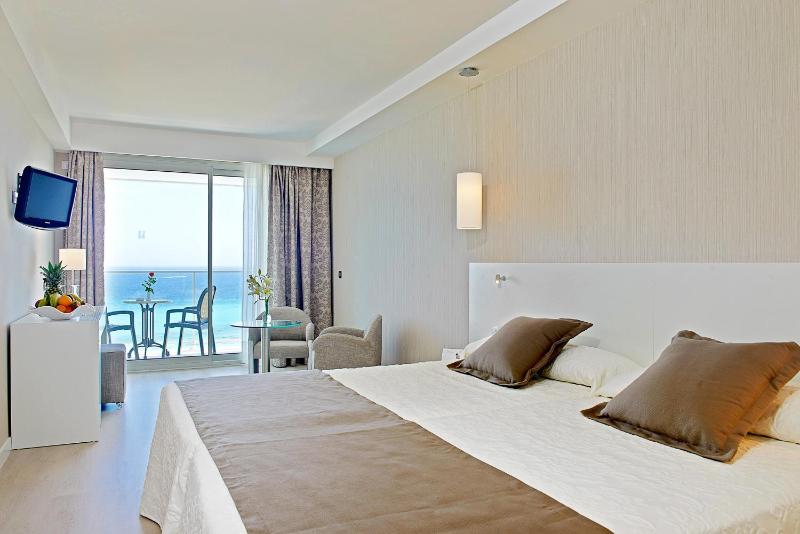 Junior Suite with Balcony image 1