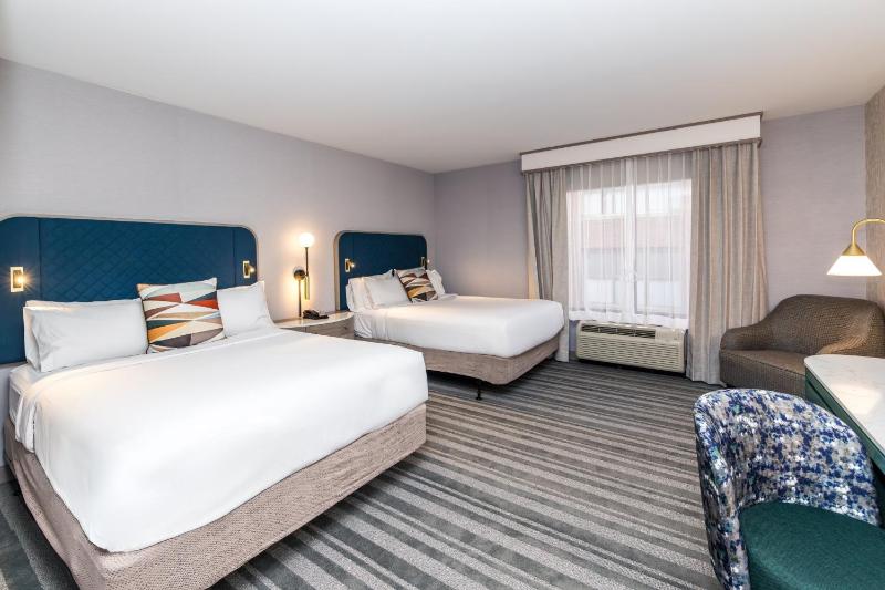 Standard Queen Room with Two Queen Beds image 3