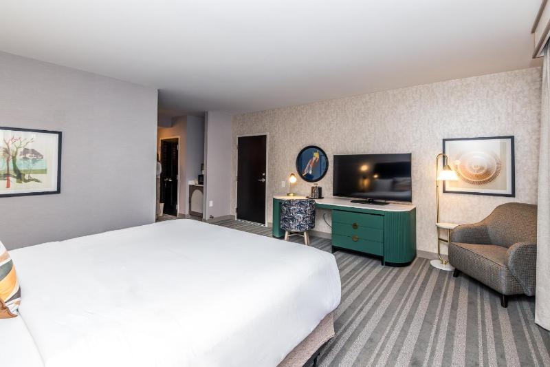 Standard King Room - Communications Accessible image 3