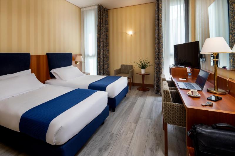 Standard Triple Room image 3