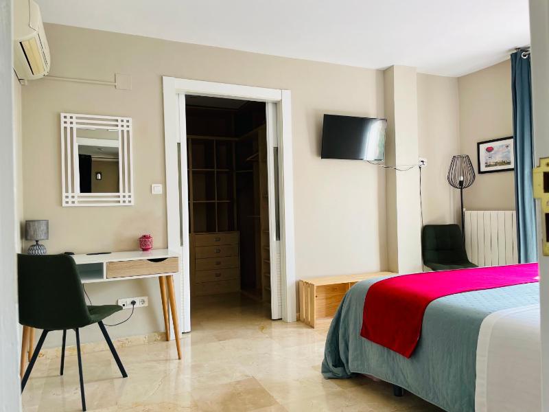 Deluxe Double Room image 3