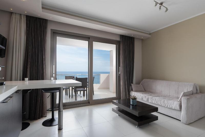 Superior Suite with Sea View (2 Adults) image 4
