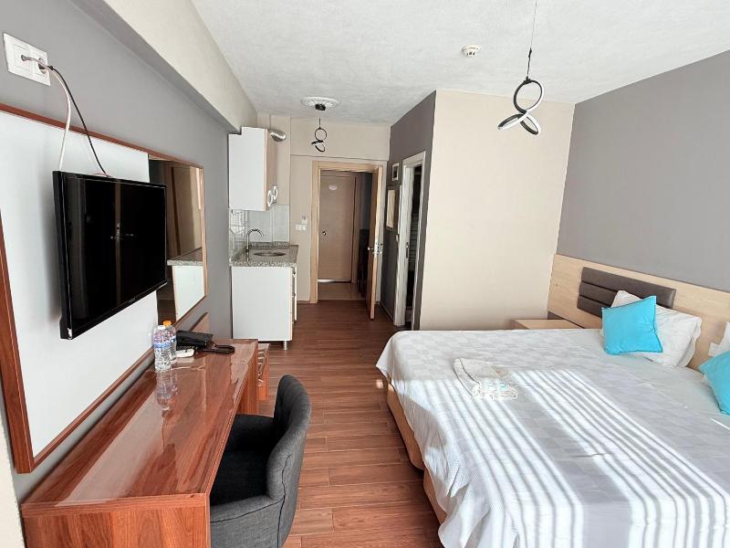 Standard Double Room image 3
