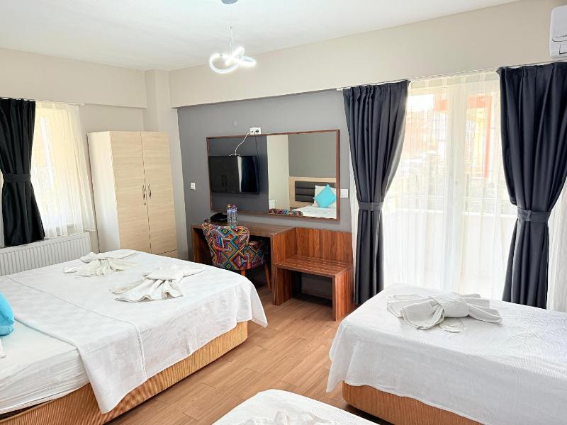 Standard Quadruple Room image 3
