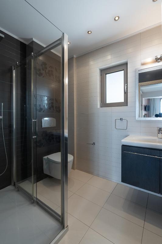 Deluxe Suite with Sea View (2 Adults) image 3