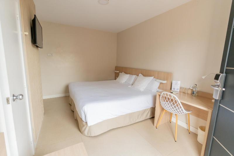 Superior Double or Twin Room without kitchen image 3
